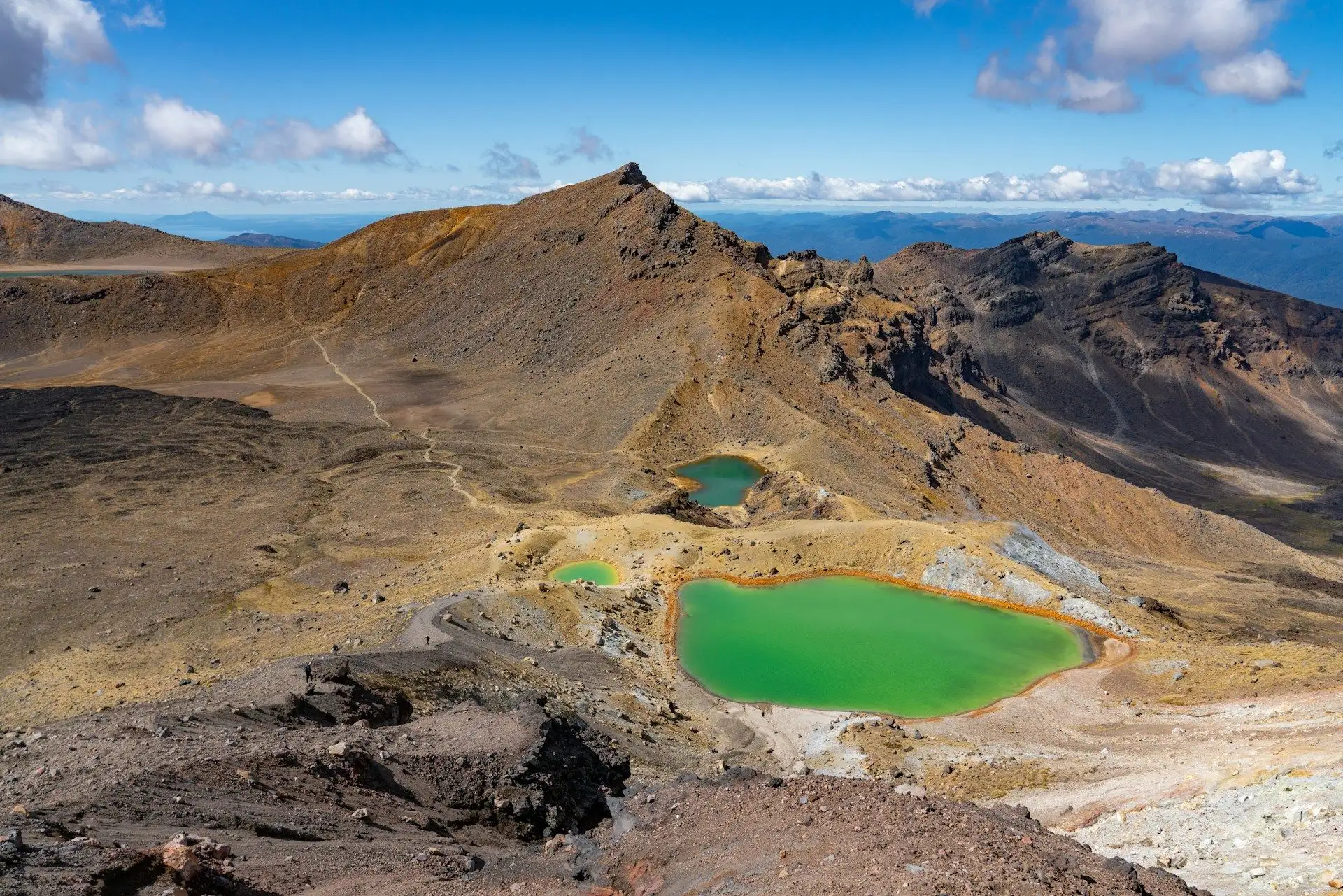 The green Emerald Lake and volcanic ridge on the Tongariro Alpine Crossing